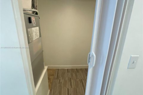 Condominio en alquiler en North Miami, Florida, 53.51 m2 № 1960818 - foto 15