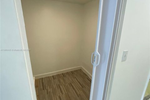 Condominio en alquiler en North Miami, Florida, 53.51 m2 № 1960818 - foto 16