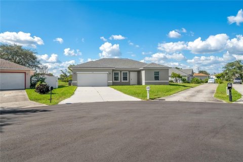 Villa ou maison à vendre à Poinciana, Floride: 4 chambres, 146.79 m2 № 2418916 - photo 3