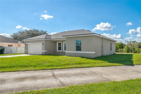 Villa ou maison à vendre à Poinciana, Floride: 4 chambres, 146.79 m2 № 2418916 - photo 5