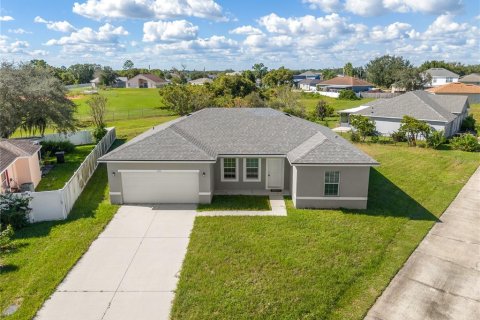 Villa ou maison à vendre à Poinciana, Floride: 4 chambres, 146.79 m2 № 2418916 - photo 4