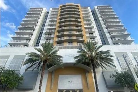 Купить кондоминиум в Майами, Флорида 2 спальни, 82.96м2, № 1948131 - фото 1