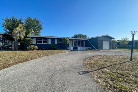 House in Pembroke Pines, Florida 4 bedrooms, 165.74 sq.m. № 1139331 - photo 1