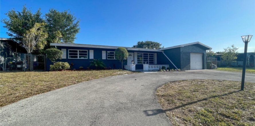 House in Pembroke Pines, Florida 4 bedrooms, 165.74 sq.m. № 1139331