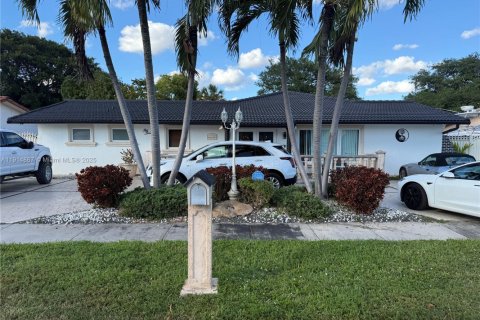 Купить виллу или дом в Майами, Флорида 3 спальни, 269.97м2, № 1972856 - фото 1