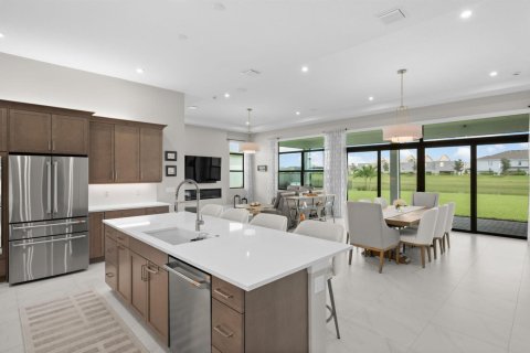House in Port St. Lucie, Florida 3 bedrooms, 237.27 sq.m. № 2399759 - photo 8