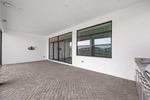 House in Port St. Lucie, Florida 3 bedrooms, 237.27 sq.m. № 2399759 - photo 28