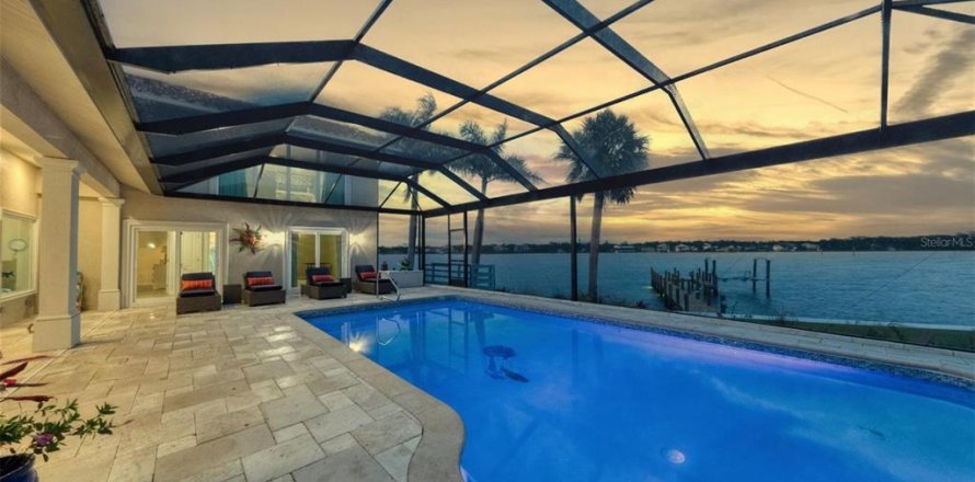 House in Englewood, Florida 5 bedrooms, 423.63 sq.m. № 1909488