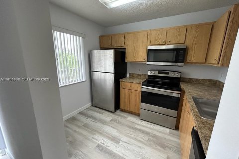 Condo in Miramar, Florida, 2 bedrooms  № 1994810 - photo 2