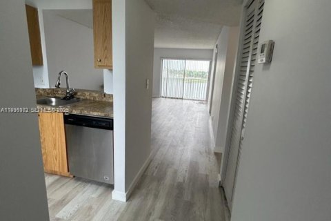 Condo in Miramar, Florida, 2 bedrooms  № 1994810 - photo 1