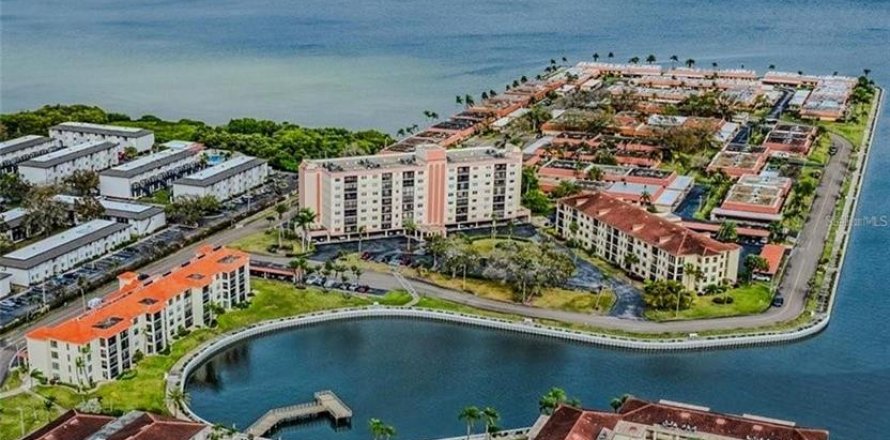 House in Clearwater, Florida 2 bedrooms, 106.84 sq.m. № 1549450