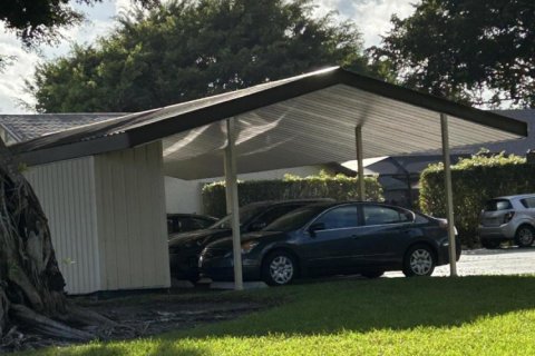 House in Boca Raton, Florida 2 bedrooms, 129.88 sq.m. № 844282 - photo 1