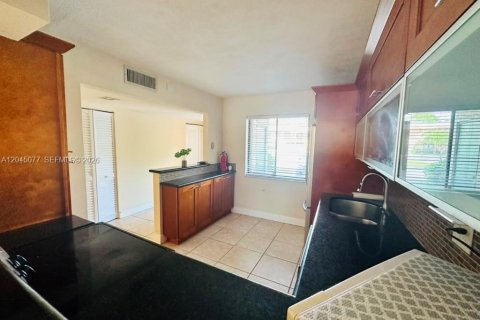 Condo in Weston, Florida, 2 bedrooms  № 2249481 - photo 11