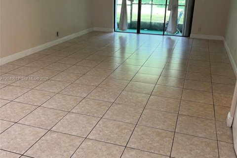 Condo in Weston, Florida, 2 bedrooms  № 2249481 - photo 16