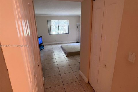 Condo in Weston, Florida, 2 bedrooms  № 2249481 - photo 17