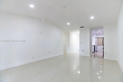 Touwnhouse à louer à Miami, Floride: 3 chambres, 98.57 m2 № 1976718 - photo 4