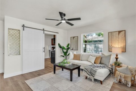 House in Saint Petersburg, Florida 2 bedrooms, 83.33 sq.m. № 1907582 - photo 5