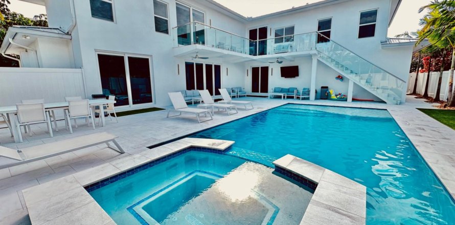 Commercial property in Palm Beach Shores, Florida 3 bedrooms, 215.25 sq.m. № 827793