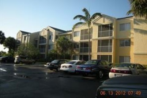 Condominio en alquiler en Tamarac, Florida, 1 dormitorio, 64.1 m2 № 1142328 - foto 1