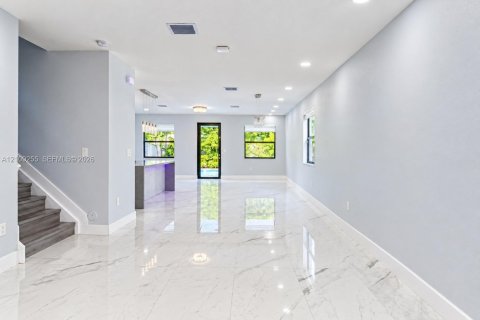 Villa ou maison à vendre à Hialeah, Floride: 4 chambres, 186.92 m2 № 2431444 - photo 4