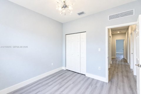 Villa ou maison à vendre à Hialeah, Floride: 4 chambres, 186.92 m2 № 2431444 - photo 11