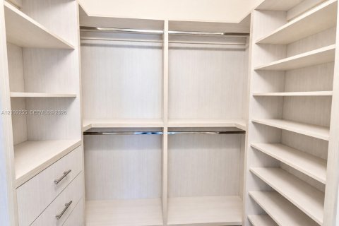 Villa ou maison à vendre à Hialeah, Floride: 4 chambres, 186.92 m2 № 2431444 - photo 15