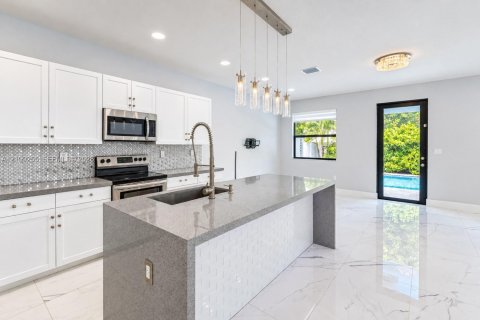 Villa ou maison à vendre à Hialeah, Floride: 4 chambres, 186.92 m2 № 2431444 - photo 8