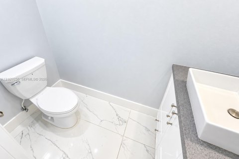 Villa ou maison à vendre à Hialeah, Floride: 4 chambres, 186.92 m2 № 2431444 - photo 13