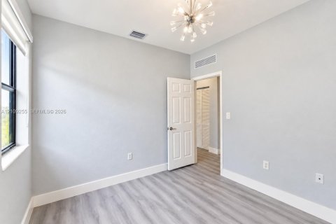 Villa ou maison à vendre à Hialeah, Floride: 4 chambres, 186.92 m2 № 2431444 - photo 16
