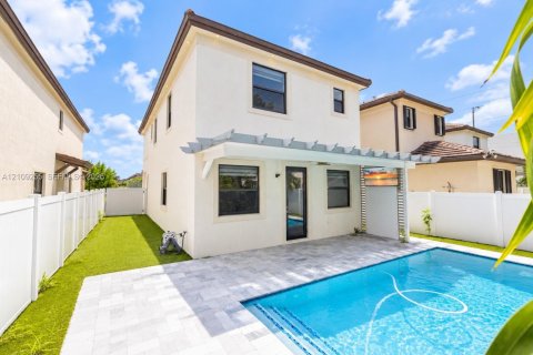 Villa ou maison à vendre à Hialeah, Floride: 4 chambres, 186.92 m2 № 2431444 - photo 3