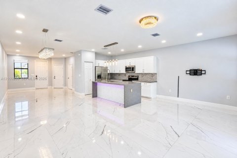 Villa ou maison à vendre à Hialeah, Floride: 4 chambres, 186.92 m2 № 2431444 - photo 6