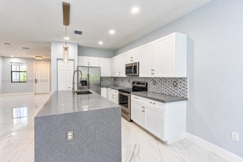 Villa ou maison à vendre à Hialeah, Floride: 4 chambres, 186.92 m2 № 2431444 - photo 7
