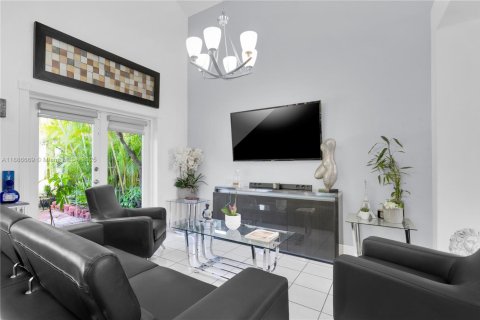House in Miami, Florida 5 bedrooms, 195.28 sq.m. № 2017271 - photo 12