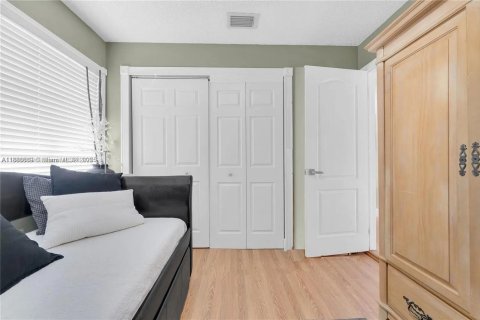 House in Miami, Florida 5 bedrooms, 195.28 sq.m. № 2017271 - photo 24