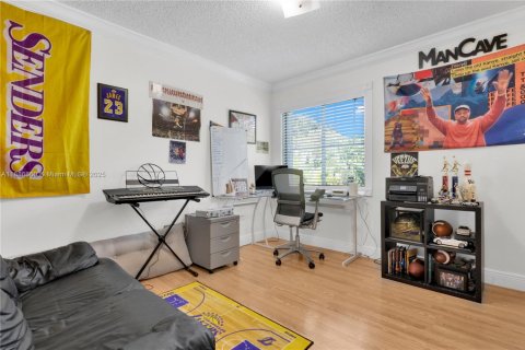 House in Miami, Florida 5 bedrooms, 195.28 sq.m. № 2017271 - photo 23