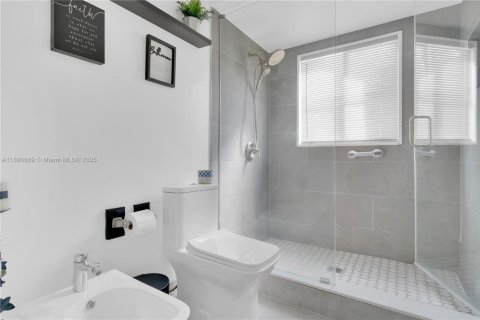 House in Miami, Florida 5 bedrooms, 195.28 sq.m. № 2017271 - photo 18