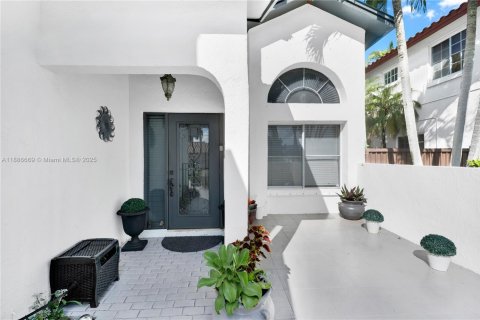 House in Miami, Florida 5 bedrooms, 195.28 sq.m. № 2017271 - photo 4