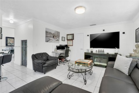 House in Miami, Florida 5 bedrooms, 195.28 sq.m. № 2017271 - photo 14