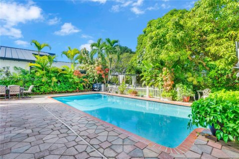 House in Miami, Florida 5 bedrooms, 195.28 sq.m. № 2017271 - photo 26