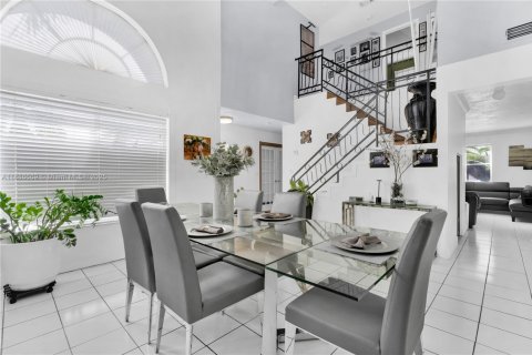 House in Miami, Florida 5 bedrooms, 195.28 sq.m. № 2017271 - photo 5