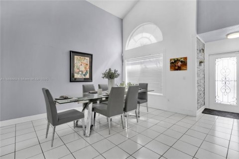 House in Miami, Florida 5 bedrooms, 195.28 sq.m. № 2017271 - photo 6