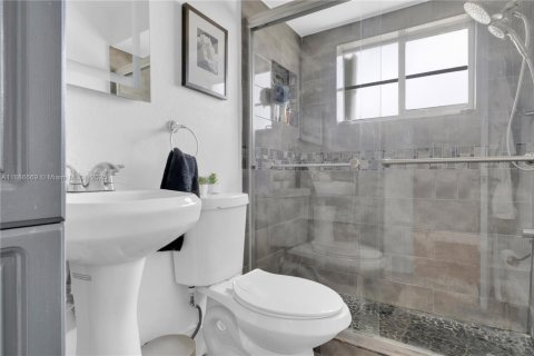 House in Miami, Florida 5 bedrooms, 195.28 sq.m. № 2017271 - photo 25