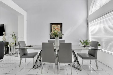 House in Miami, Florida 5 bedrooms, 195.28 sq.m. № 2017271 - photo 7