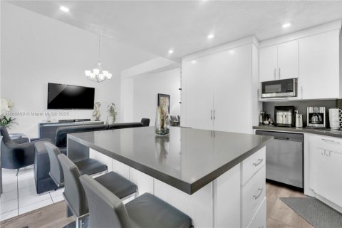 House in Miami, Florida 5 bedrooms, 195.28 sq.m. № 2017271 - photo 11