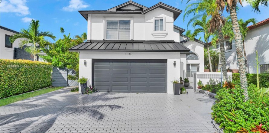 House in Miami, Florida 5 bedrooms, 195.28 sq.m. № 2017271