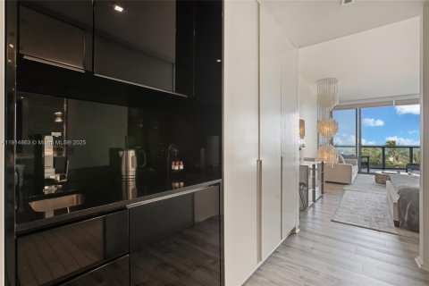 Condo in Miami Beach, Florida  № 1974346 - photo 14