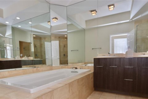 Condo in Aventura, Florida, 2 bedrooms  № 1869892 - photo 22