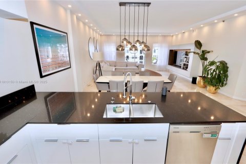 Condo in Aventura, Florida, 2 bedrooms  № 1869892 - photo 9