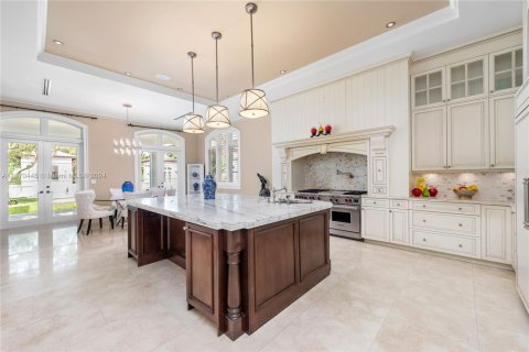 House in Coral Gables, Florida 8 bedrooms, 1085.47 sq.m. № 1692617 - photo 14