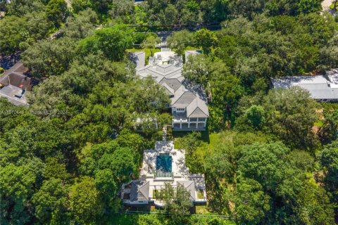 House in Coral Gables, Florida 8 bedrooms, 1085.47 sq.m. № 1692617 - photo 6
